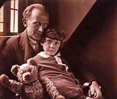 Milne assieme a suo figlio Christopher Robin