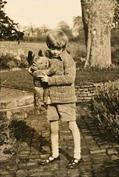 Christopher Robin con il suo orsetto nella tenuta di famiglia nel Sussex